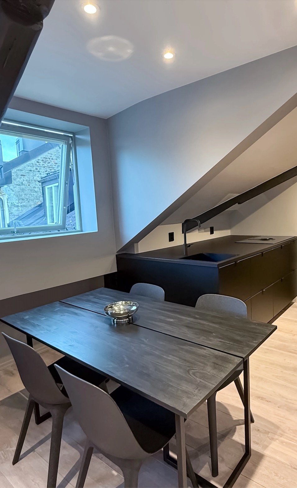 Spisebordet kan enkelt dras ut for middagsselskap.